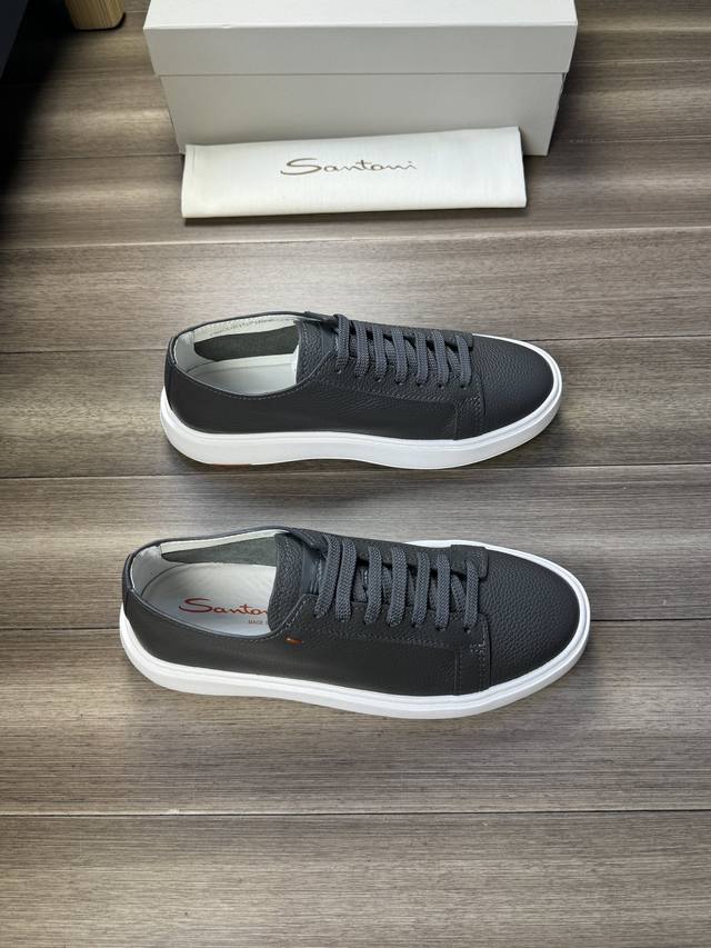 Santoni 圣东尼 -高端品质 原单 -鞋面：摔纹小牛皮、鞋舌空压品牌logo -内里：水染牛皮 -大底：超轻tpu发泡.橡胶：双色成型大底 -超高品控 做